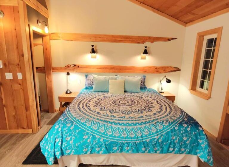 اتاق لوکس با چشم‌انداز باغ, Hummingbird Lodge Bnb