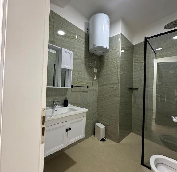 اتاق استاندارد سه تخته با بالکن, Apartments In Zaharia Residence