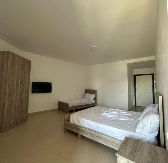اتاق استاندارد سه تخته با بالکن, Apartments In Zaharia Residence