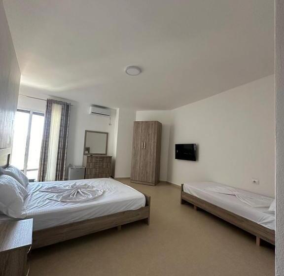 اتاق استاندارد سه تخته با بالکن, Apartments In Zaharia Residence