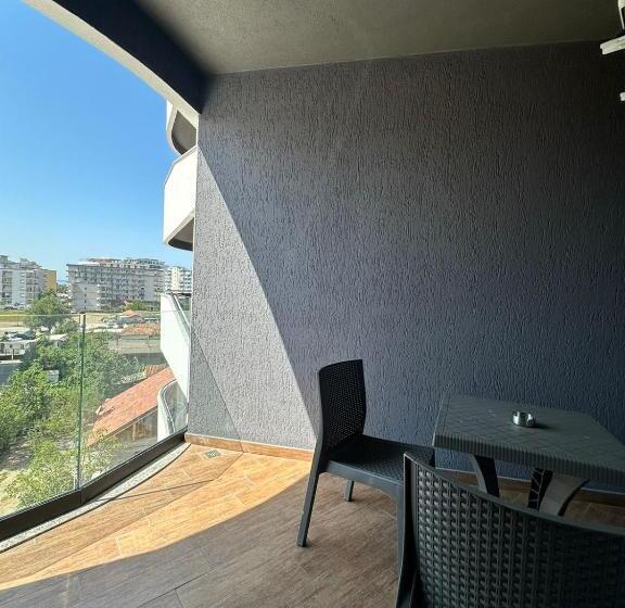 اتاق استاندارد سه تخته با بالکن, Apartments In Zaharia Residence