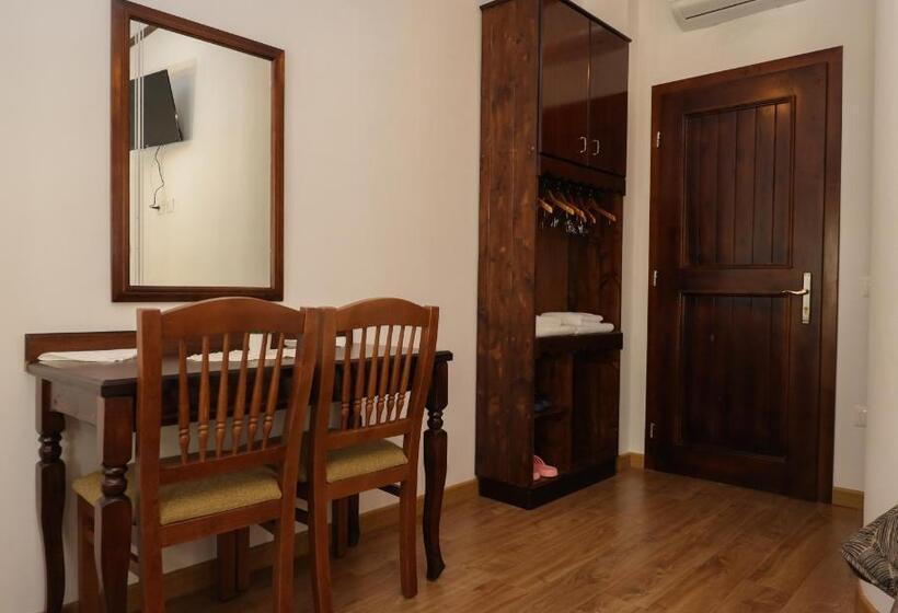 اتاق لوکس با چشم‌انداز باغ, The House Of Dollma , Inside Kruja Castle