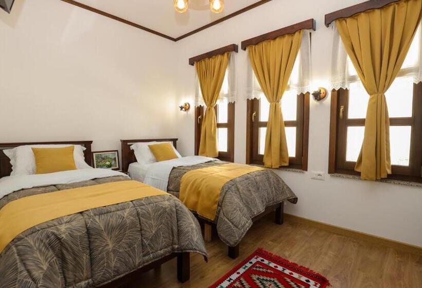 اتاق لوکس با چشم‌انداز باغ, The House Of Dollma , Inside Kruja Castle