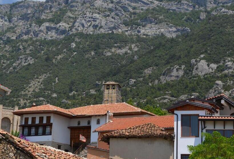 اتاق لوکس خانوادگی, The House Of Dollma , Inside Kruja Castle
