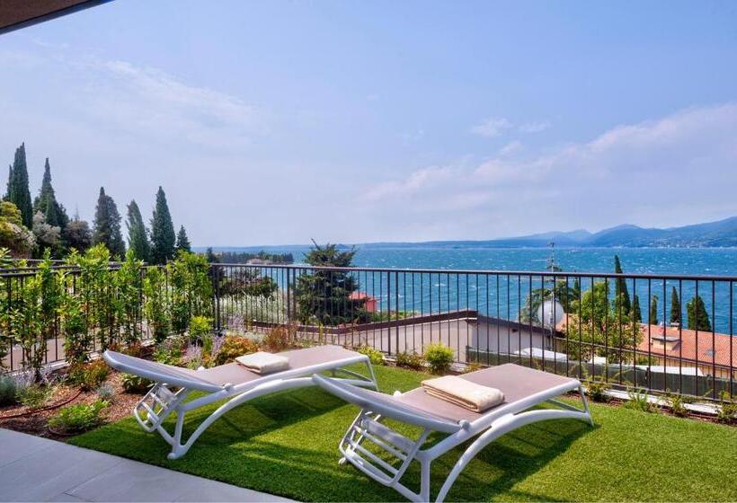 سوییت جونیور با چشم‌انداز دریاچه, Sky View Garda Lake By Hotel Galvani