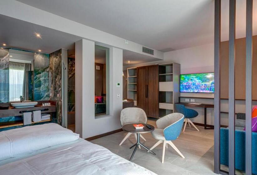 سوییت جونیور با چشم‌انداز دریاچه, Sky View Garda Lake By Hotel Galvani