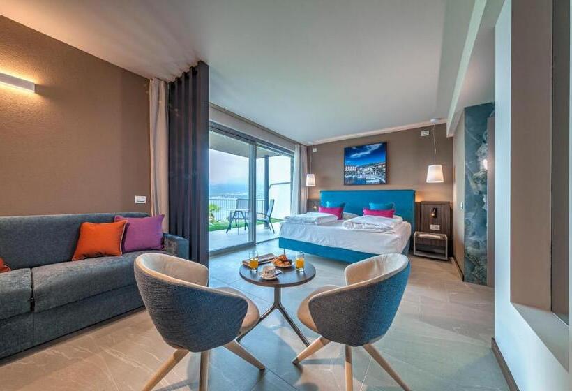سوییت جونیور با چشم‌انداز دریاچه, Sky View Garda Lake By Hotel Galvani