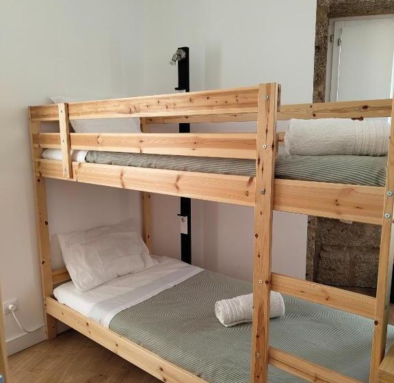 تختخواب در اتاق مشترک, Urbe Sanchina   Hostel & Suites