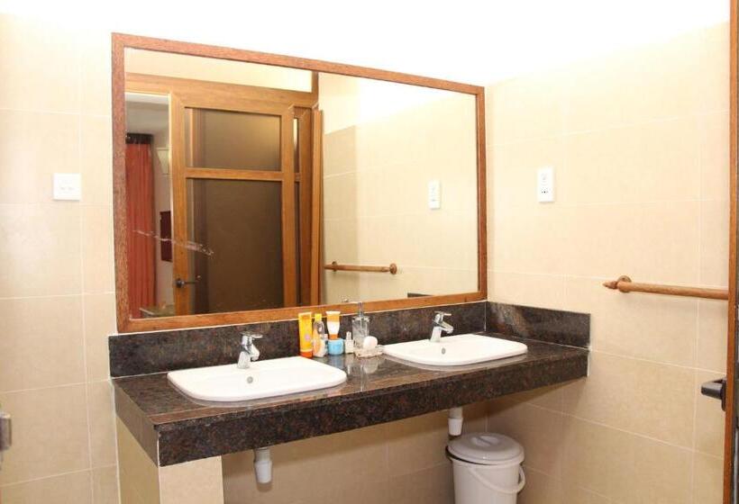 اتاق لوکس با بالکن و چشم‌انداز دریا, Golden Beach Resort A051