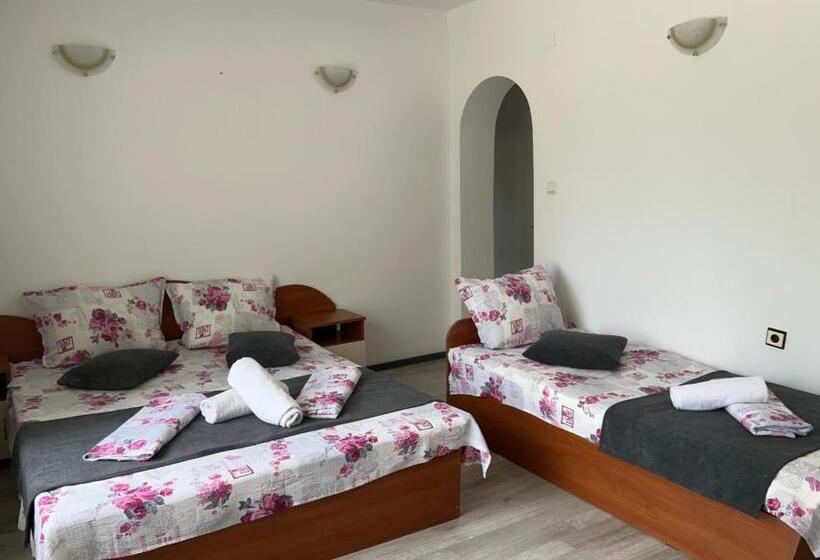 Economy Triple Room, морски полъх