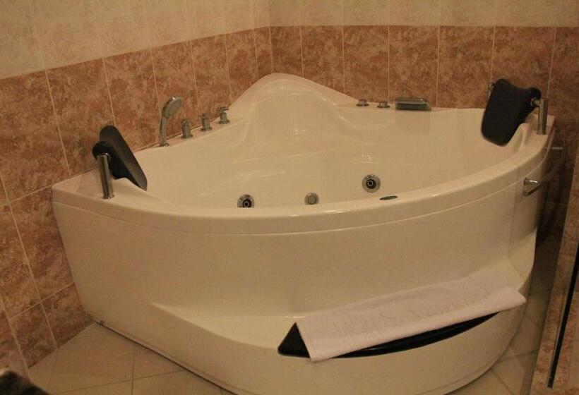سوییت, Savannah Resort