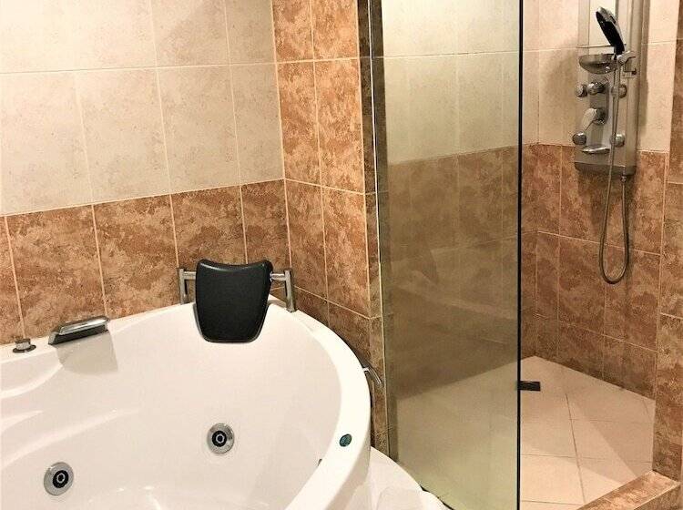 سوییت, Savannah Resort
