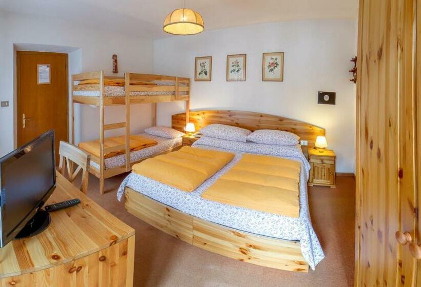 اتاق استاندارد سه تخته با بالکن, Albergo Cavallino