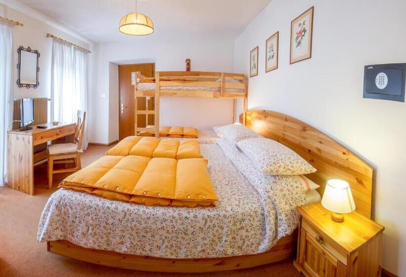 اتاق استاندارد سه تخته با بالکن, Albergo Cavallino
