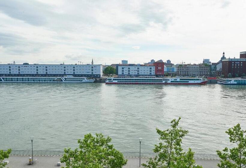 اتاق استاندارد با چشم‌انداز رودخانه, Moxy Ludwigshafen