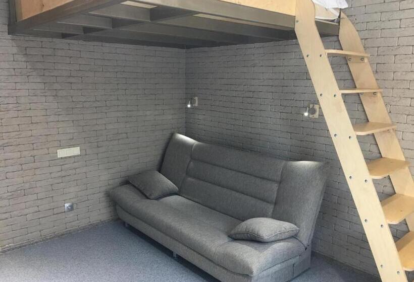 اتاق خانوادگی, Hostel Forum
