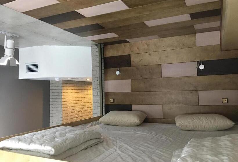 اتاق خانوادگی, Hostel Forum
