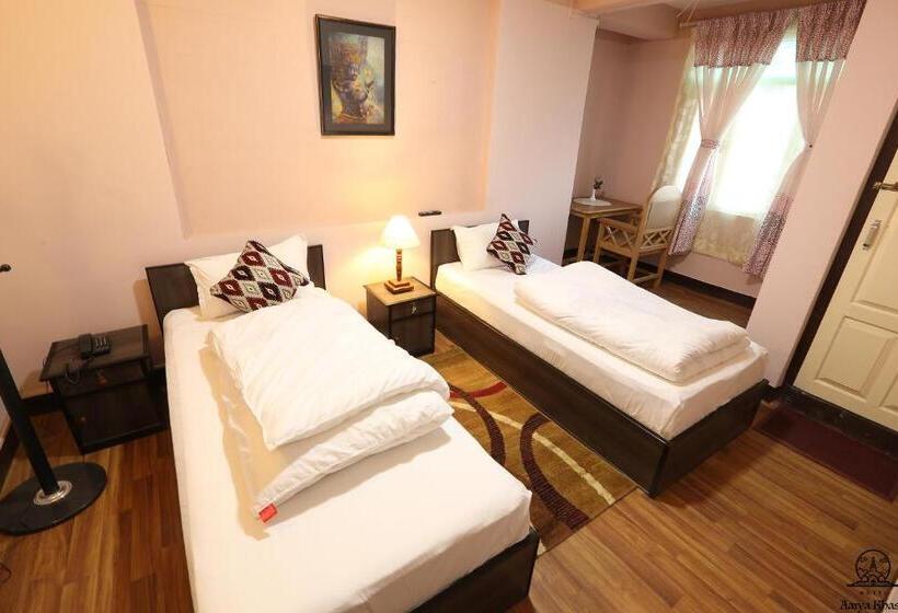 اتاق استاندارد با چشم‌انداز باغ, Aarya Chaitya Inn