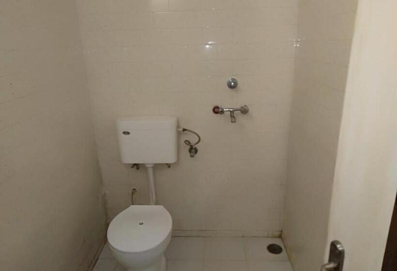 اتاق اکونومی یک تخته, Ambassador Inn