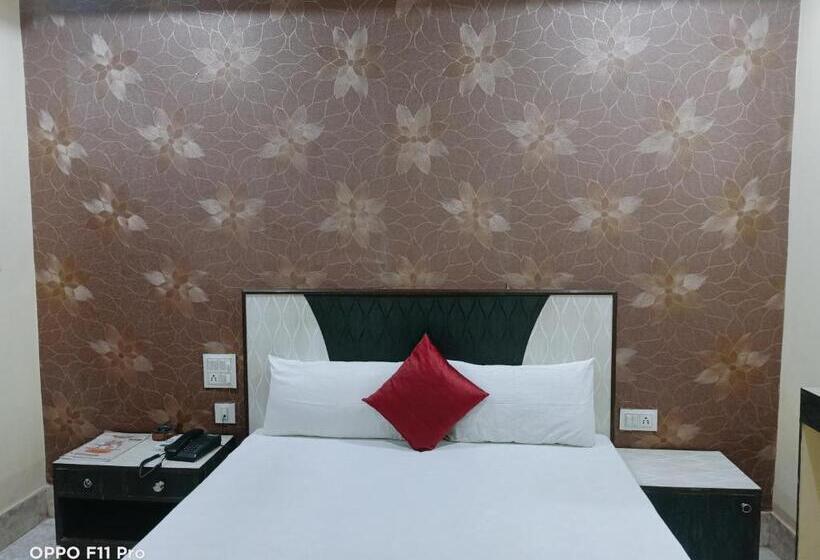 اتاق لوکس, Ambassador Inn