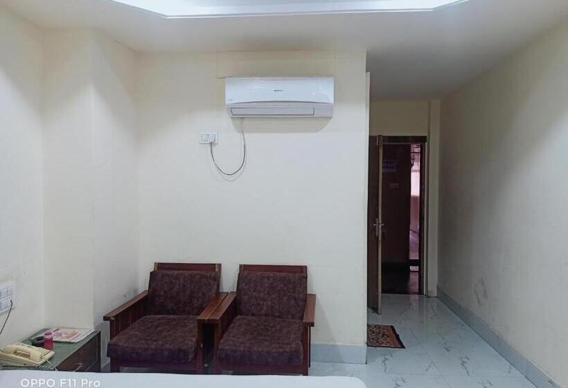 اتاق لوکس, Ambassador Inn