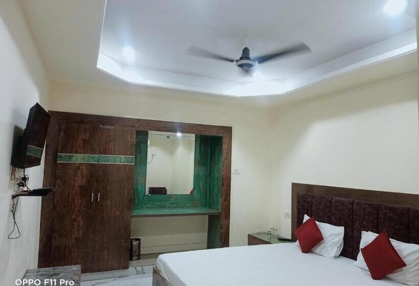 سوییت خانوادگی, Ambassador Inn