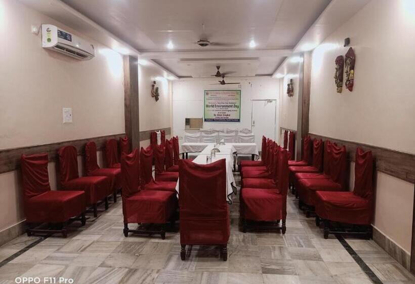 اتاق اکونومی, Ambassador Inn