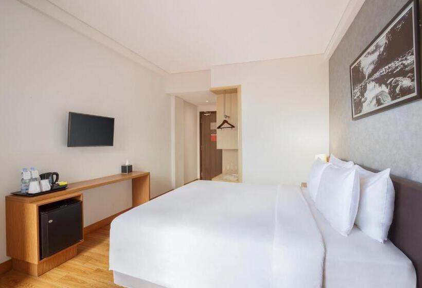 اتاق لوکس با چشم‌انداز استخر, Swissbelinn Luwuk