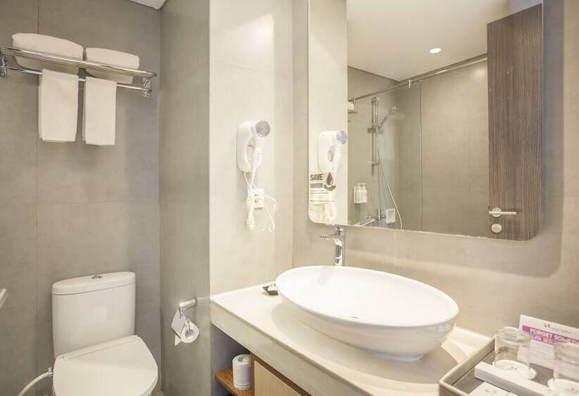 اتاق لوکس با چشم‌انداز استخر, Swissbelinn Luwuk
