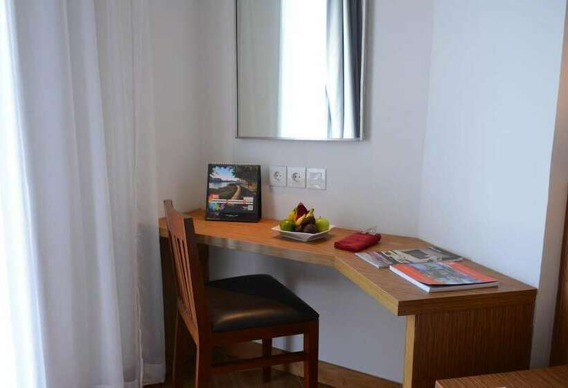 اتاق لوکس با چشم‌انداز باغ, Swissbelinn Luwuk