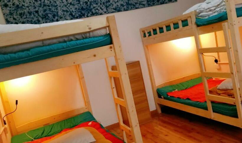 تختخواب در اتاق مشترک, The Moon Bird Hostel