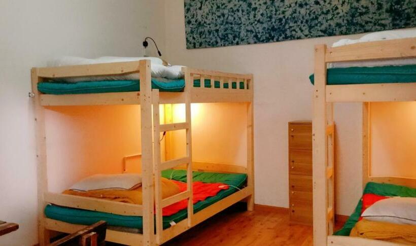 تختخواب در اتاق مشترک, The Moon Bird Hostel