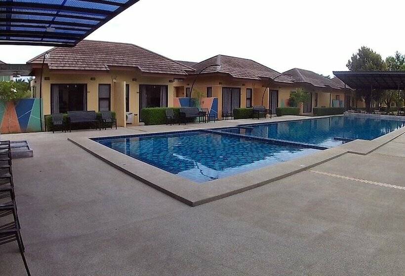 اتاق استاندارد با چشم‌انداز استخر, Green Adamas Resort Chumphon