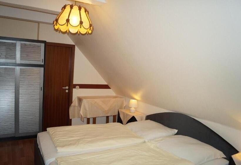 Economy Triple Room, La Fontana