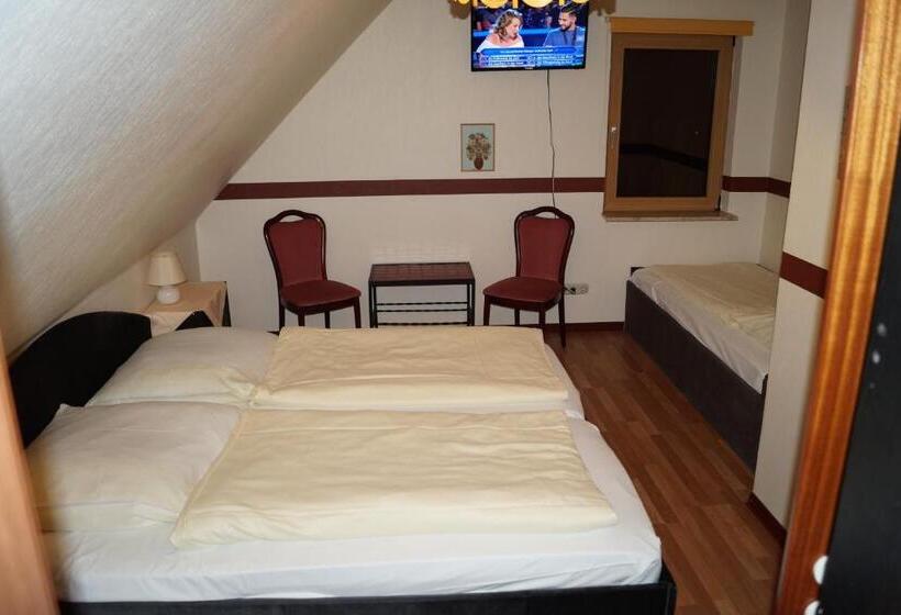 Economy Triple Room, La Fontana