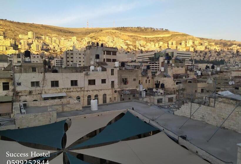 اتاق خانوادگی, Success Hostel