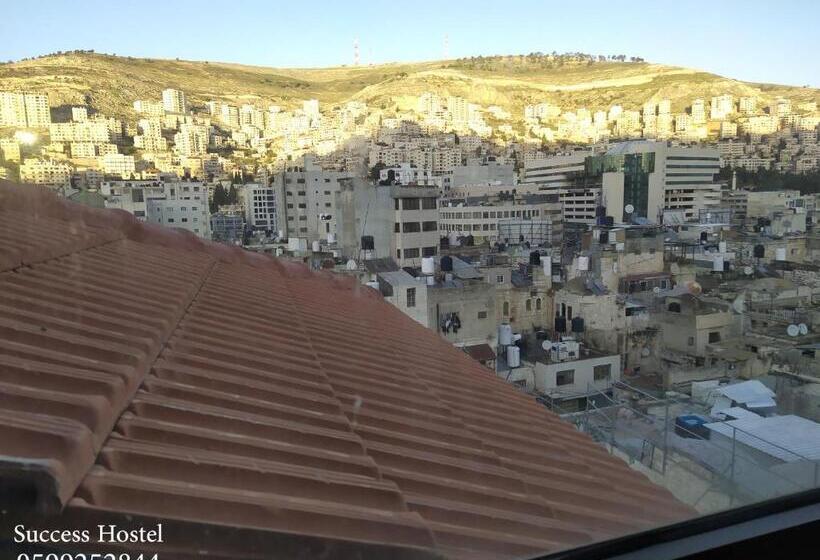 اتاق لوکس سه تخته, Success Hostel