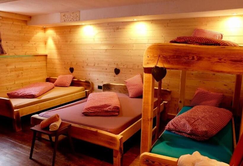 تختخواب در اتاق مشترک, "0" Sterne  Weisses Rössl In Leutasch/tirol