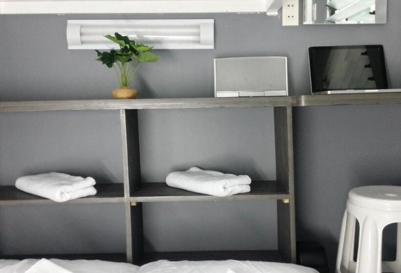 اتاق استاندارد چهار تخته, Ervoruto Hostel Makati