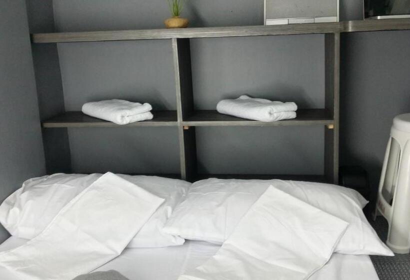 اتاق استاندارد چهار تخته, Ervoruto Hostel Makati