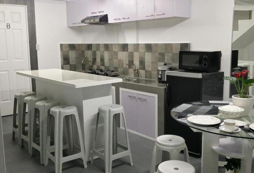 اتاق استاندارد چهار تخته, Ervoruto Hostel Makati