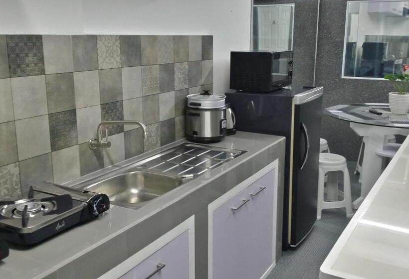 اتاق استاندارد چهار تخته, Ervoruto Hostel Makati