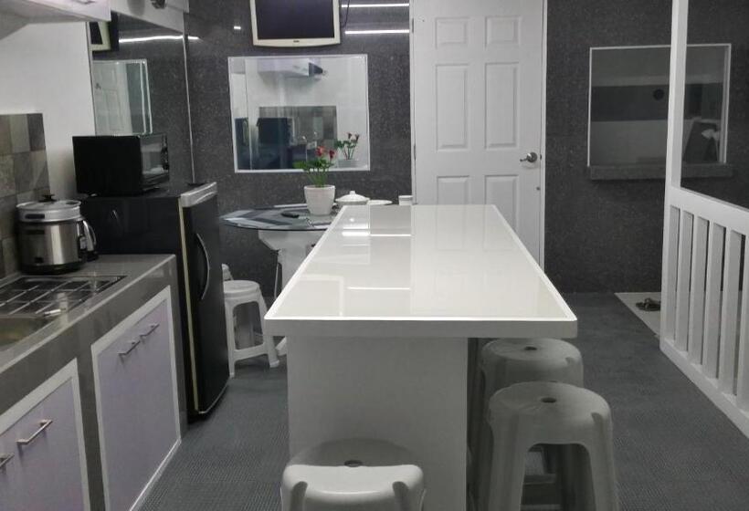 اتاق استاندارد چهار تخته, Ervoruto Hostel Makati