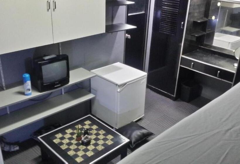استودیوی استاندارد, Ervoruto Hostel Makati