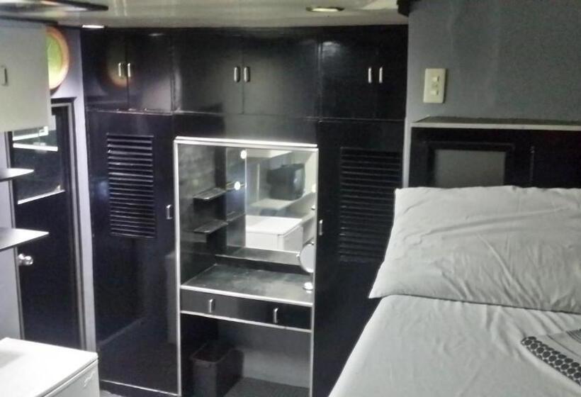 استودیوی استاندارد, Ervoruto Hostel Makati