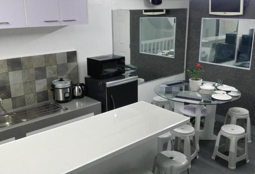 اتاق استاندارد چهار تخته, Ervoruto Hostel Makati