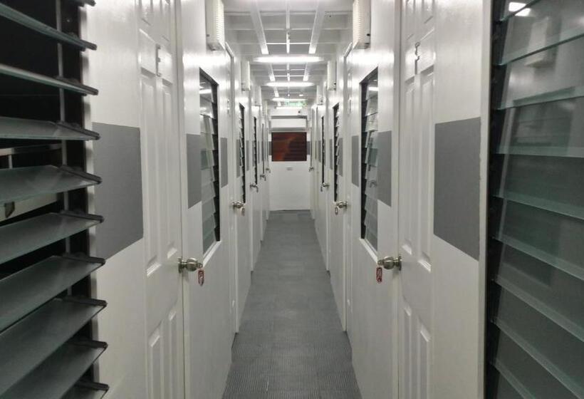 اتاق استاندارد چهار تخته, Ervoruto Hostel Makati