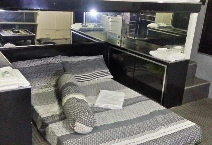 استودیوی استاندارد, Ervoruto Hostel Makati