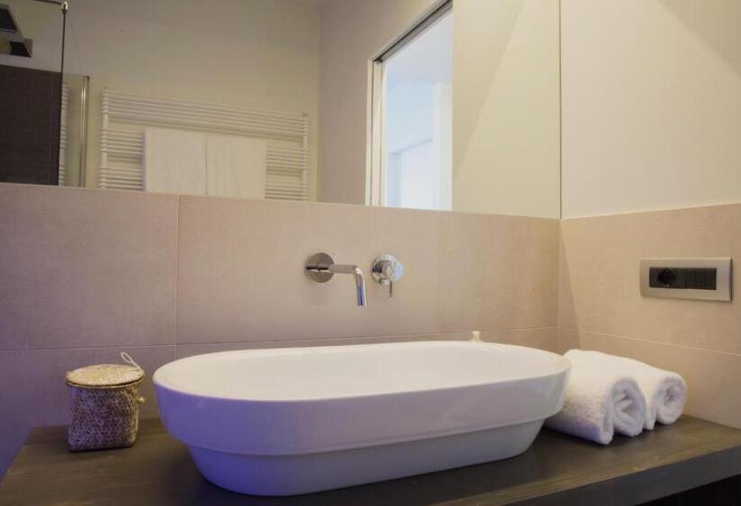اتاق استاندارد سه تخته با چشم‌انداز استخر, Cascina36 B&b