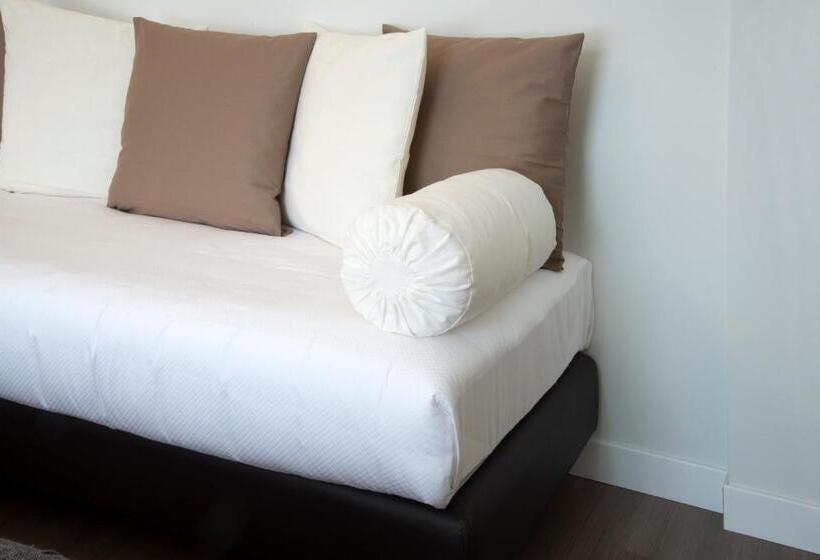 اتاق استاندارد سه تخته با چشم‌انداز استخر, Cascina36 B&b